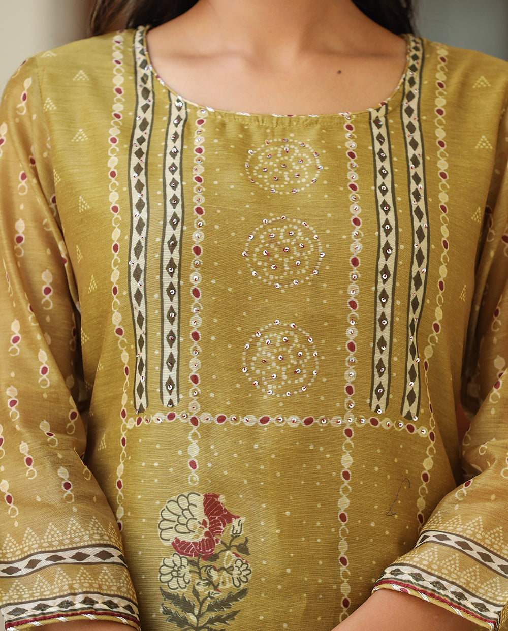Kaajh Women's Mehndi Green Chanderi Kurta Set With Dupatta And Pant | Grocsy