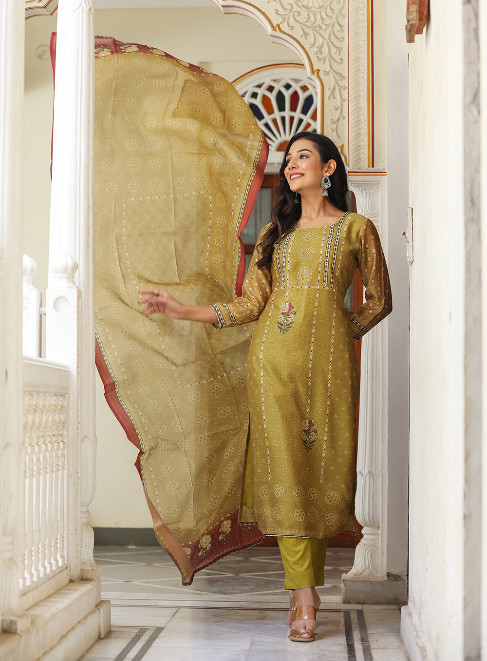 Kaajh Women's Mehndi Green Chanderi Kurta Set With Dupatta And Pant | Grocsy