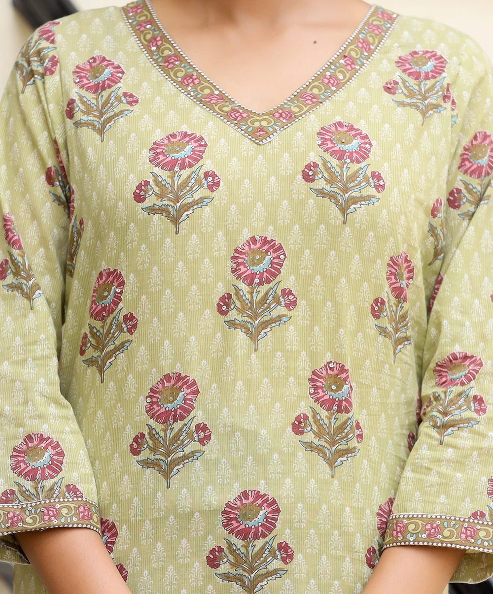 Kaajh Women's Green Floral Printed Cotton Kurta Pant Set | Grocsy