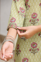 Kaajh Women's Green Floral Printed Cotton Kurta Pant Set | Grocsy