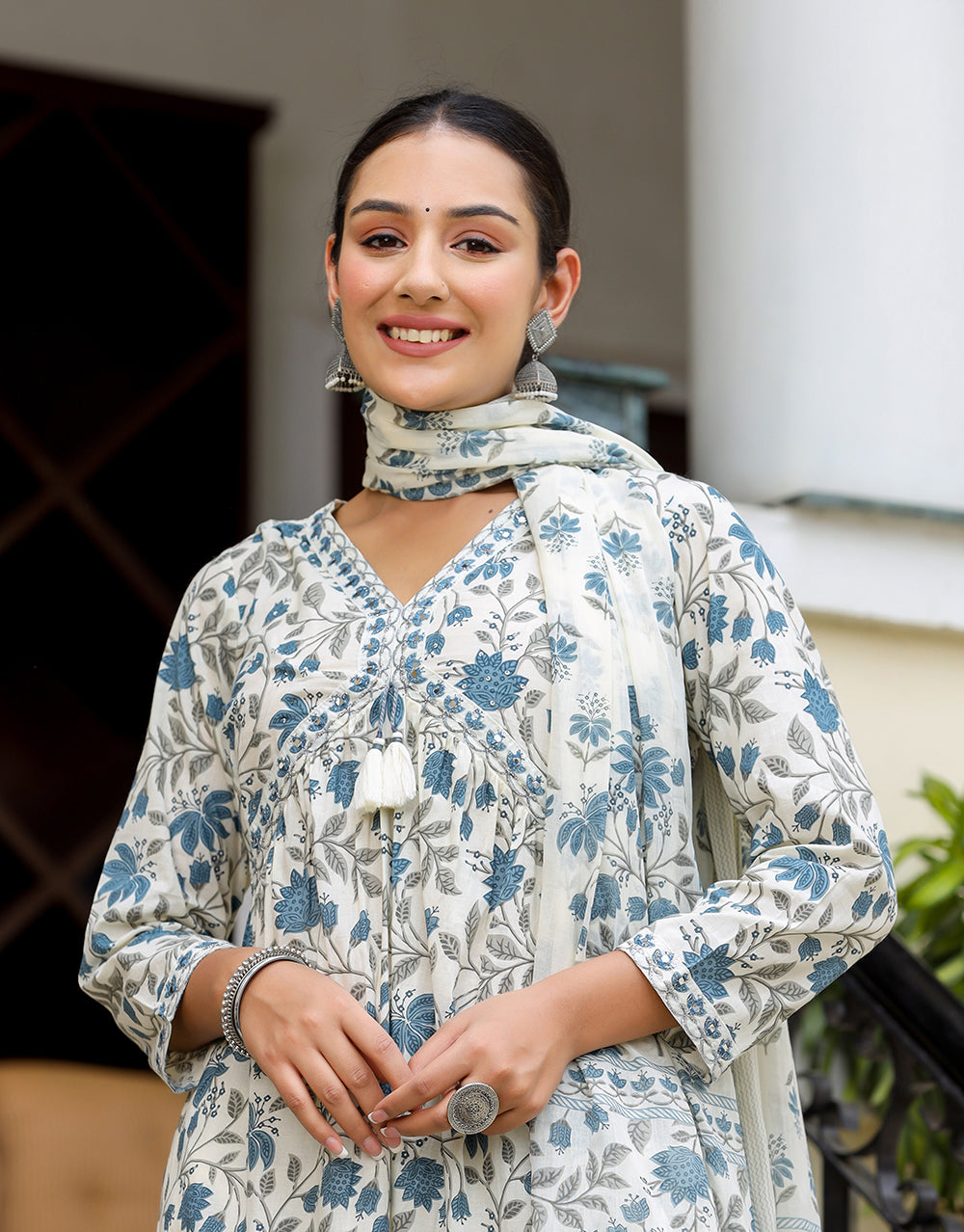 Kaajh Women's White Floral Printed Aaliya Cut Kurta Pant And Dupatta Set | Grocsy