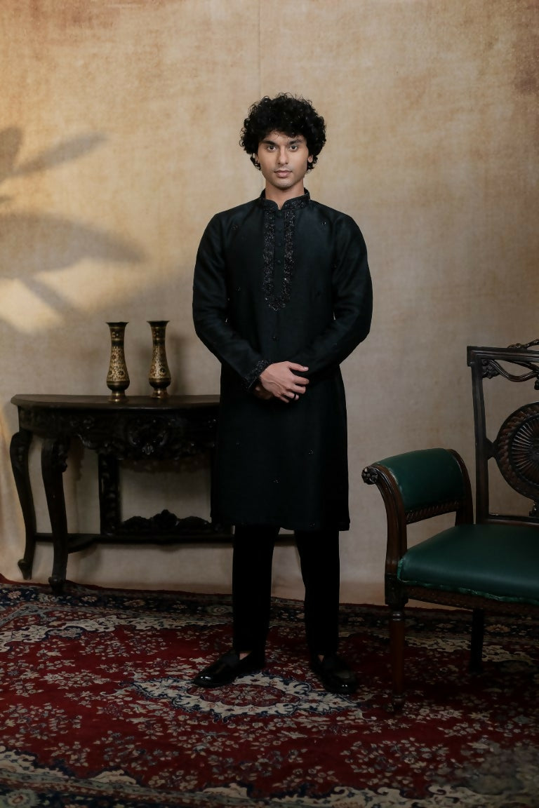 Falling Raw Silk Black Kajal Phool Kurta Set By Hilo Design | Grocsy