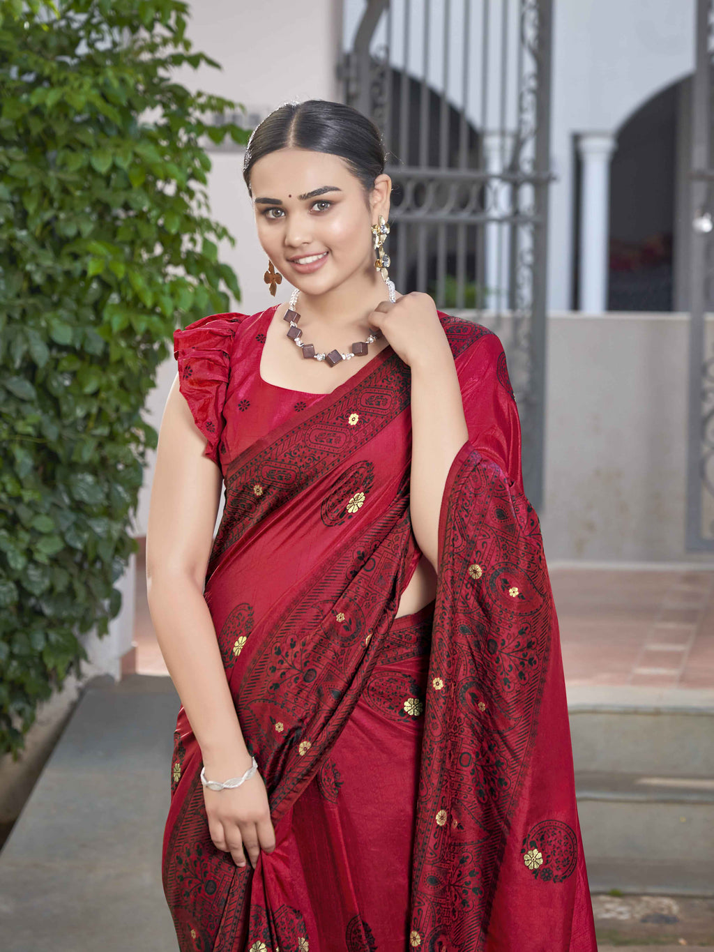 MANOHARI Banarasi Silk Blend Jacquard Work Saree - Red | Grocsy