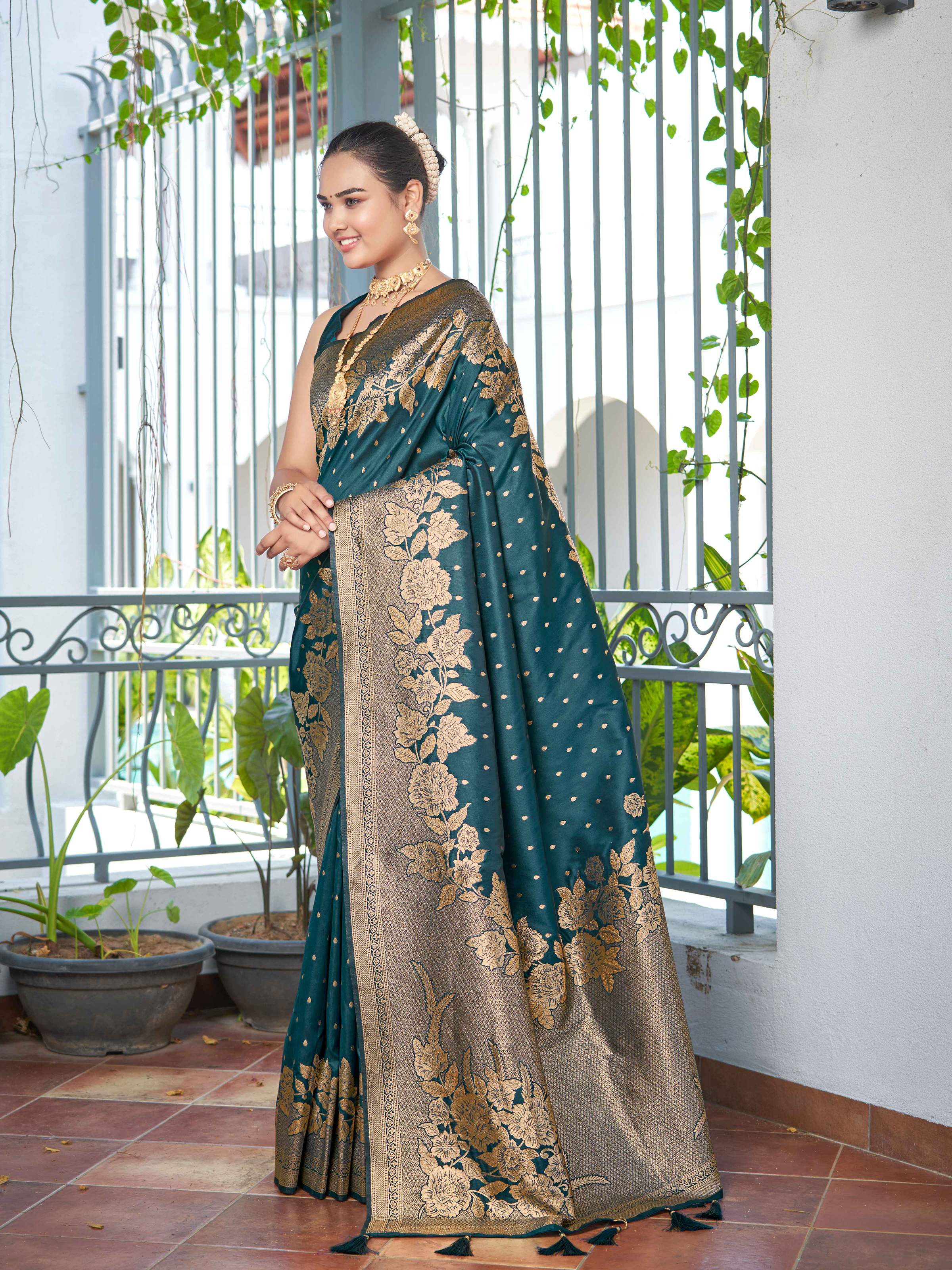 MANOHARI Banarasi Silk Blend Jacquard Work Saree - Green | Grocsy