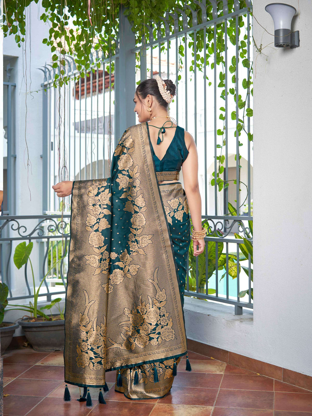 MANOHARI Banarasi Silk Blend Jacquard Work Saree - Green | Grocsy