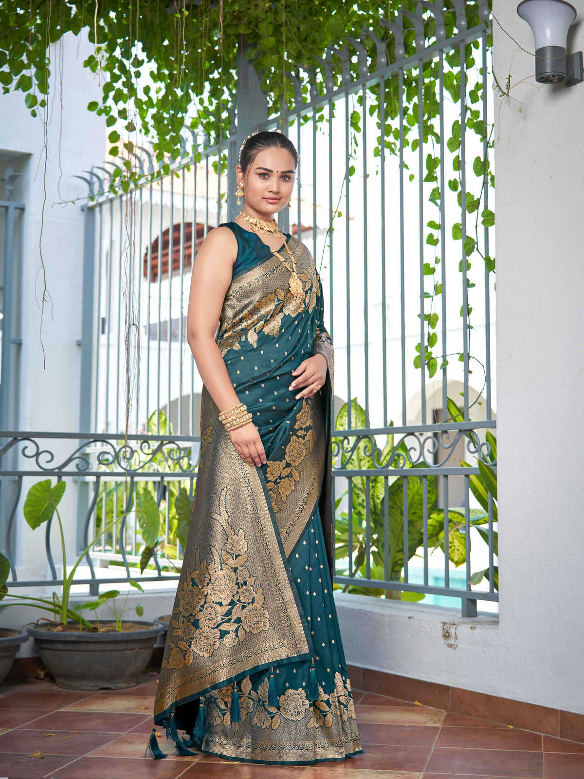 MANOHARI Banarasi Silk Blend Jacquard Work Saree - Green | Grocsy