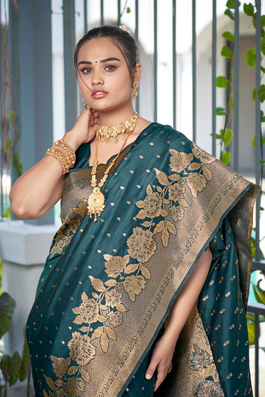 MANOHARI Banarasi Silk Blend Jacquard Work Saree - Green | Grocsy