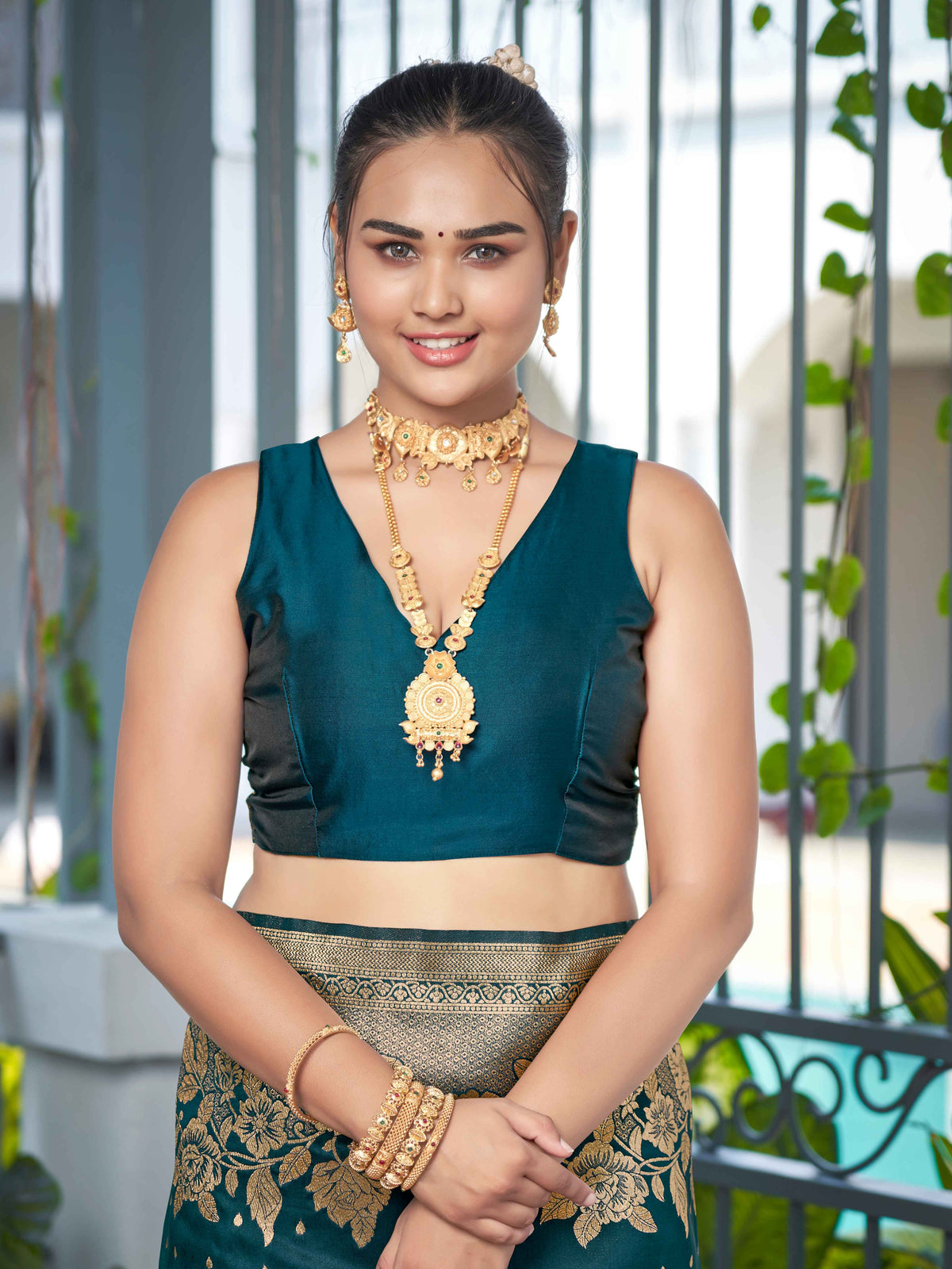 MANOHARI Banarasi Silk Blend Jacquard Work Saree - Green | Grocsy