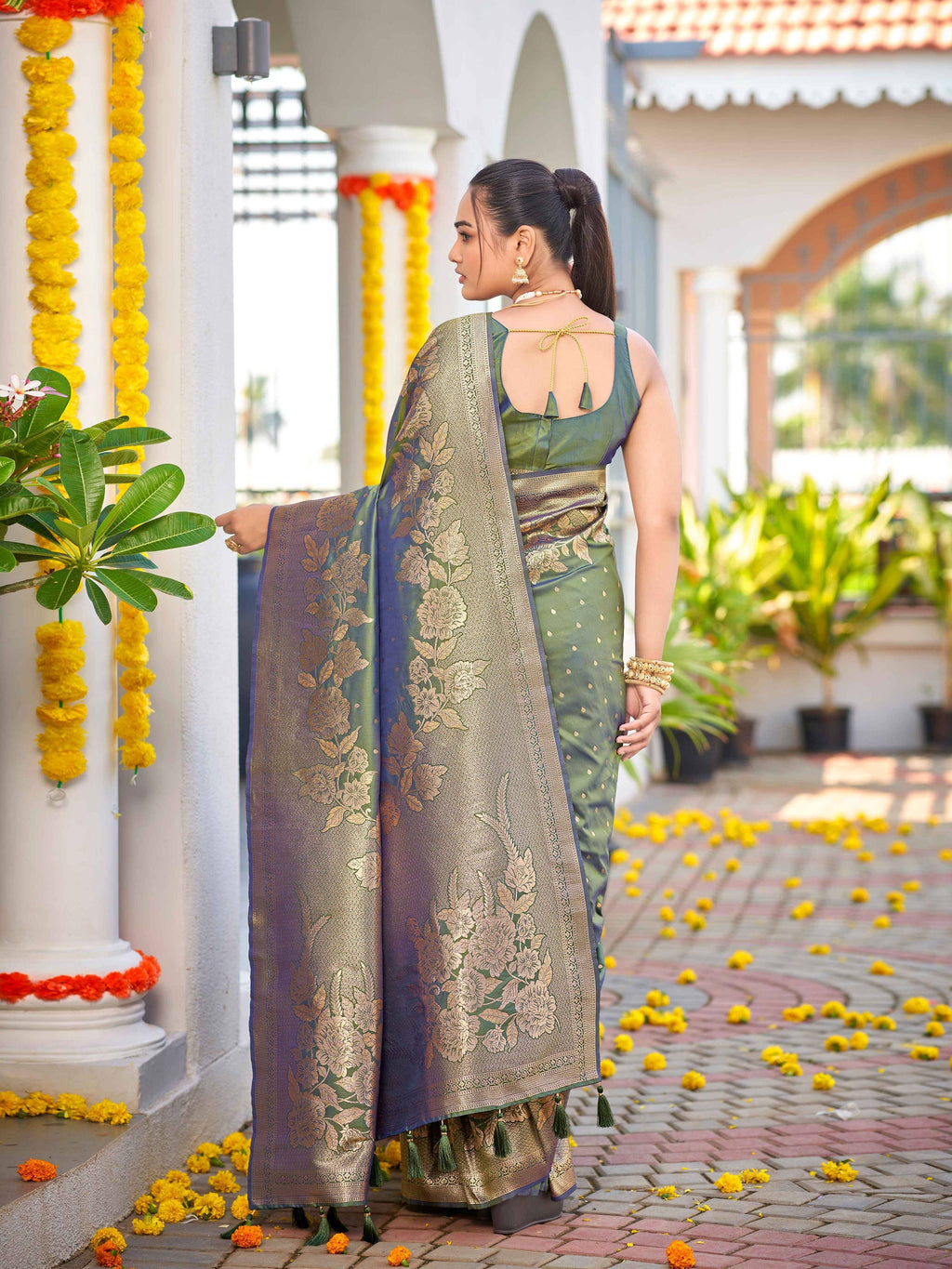 MANOHARI Banarasi Silk Blend Jacquard Work Saree - Green | Grocsy