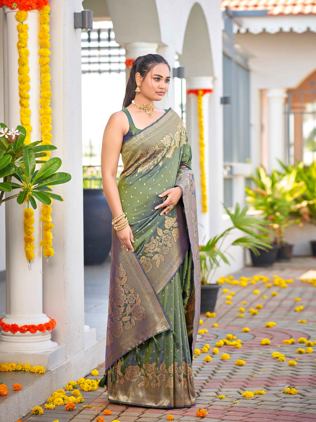 MANOHARI Banarasi Silk Blend Jacquard Work Saree - Green | Grocsy