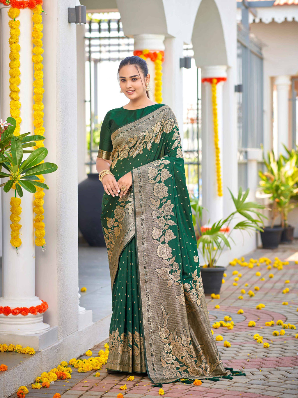 MANOHARI Banarasi Silk Blend Jacquard Work Saree - Green | Grocsy