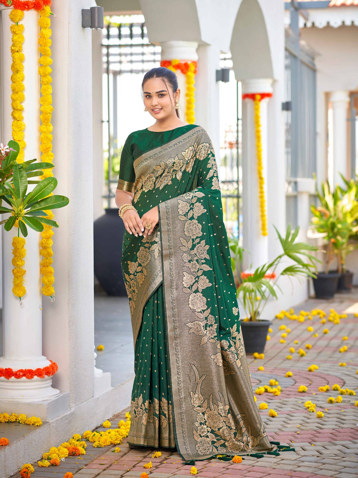 MANOHARI Banarasi Silk Blend Jacquard Work Saree - Green | Grocsy