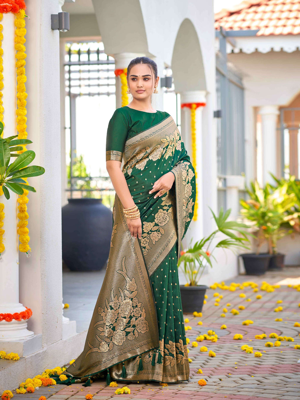 MANOHARI Banarasi Silk Blend Jacquard Work Saree - Green | Grocsy