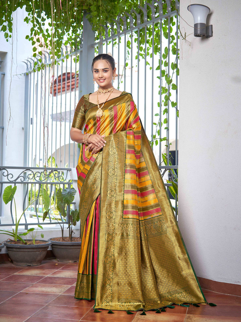 MANOHARI Banarasi Silk Blend Jacquard Work Saree - Green | Grocsy