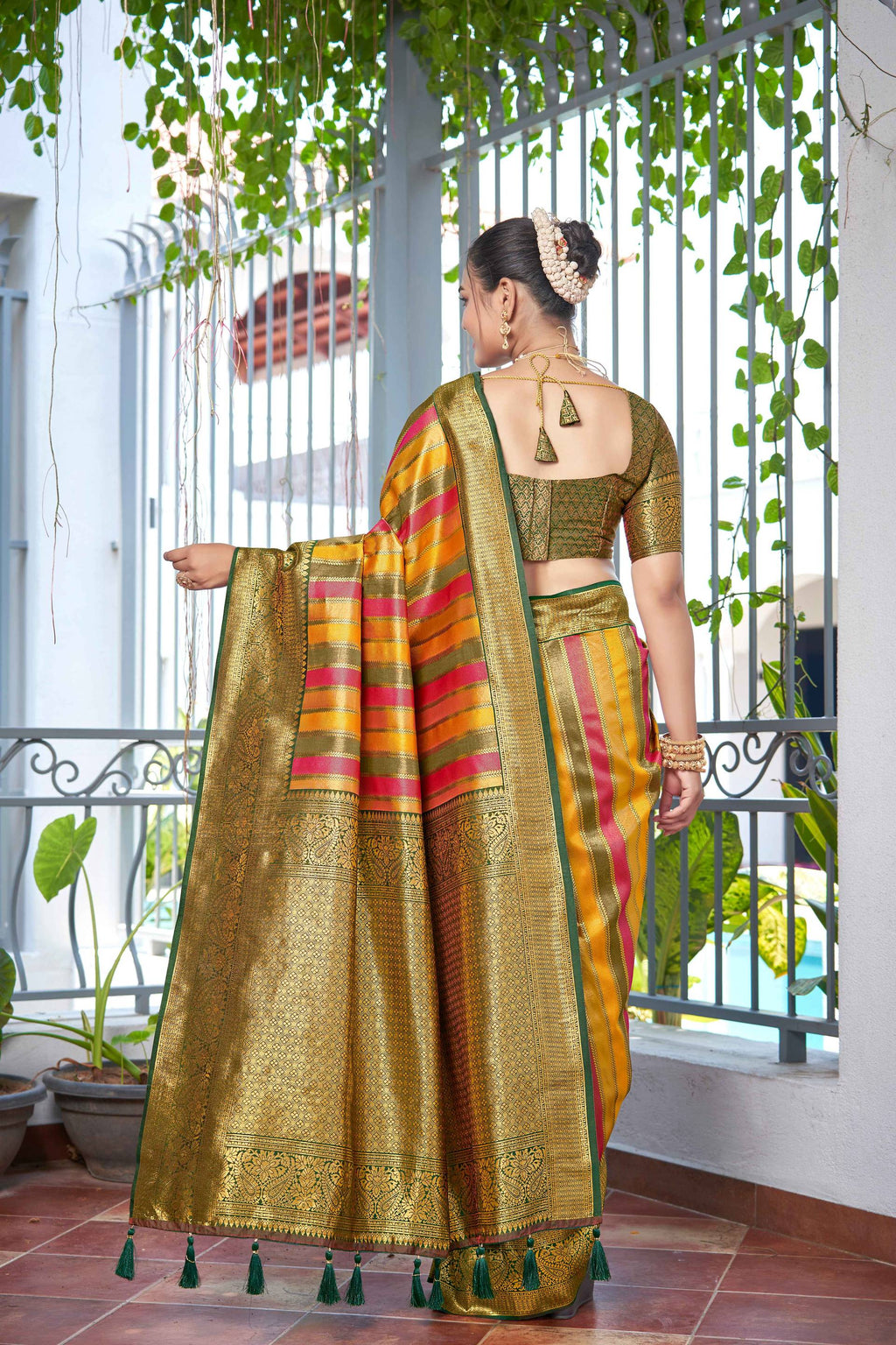 MANOHARI Banarasi Silk Blend Jacquard Work Saree - Green | Grocsy