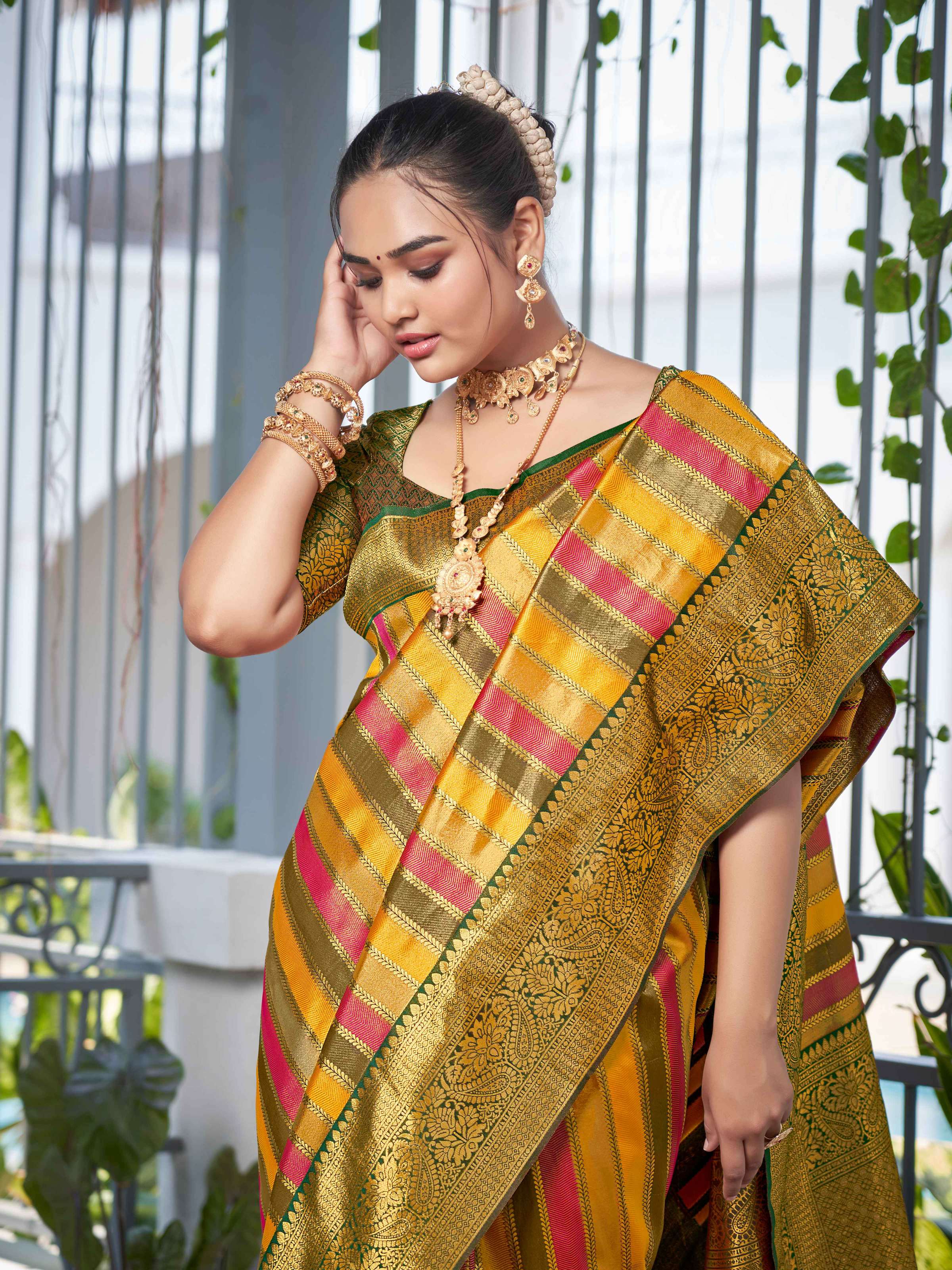 MANOHARI Banarasi Silk Blend Jacquard Work Saree - Green | Grocsy
