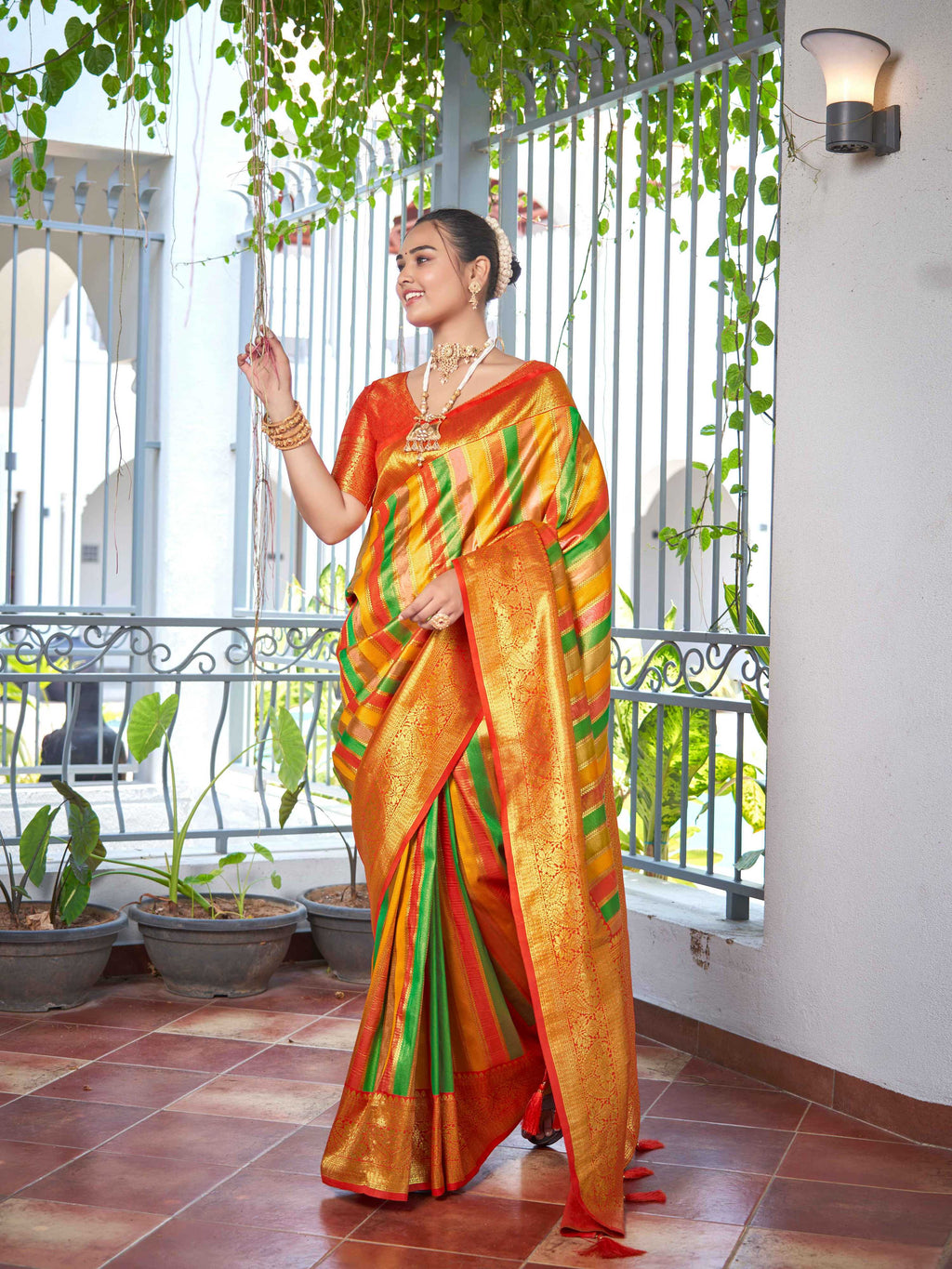 MANOHARI Banarasi Silk Blend Jacquard Work Saree - Red | Grocsy