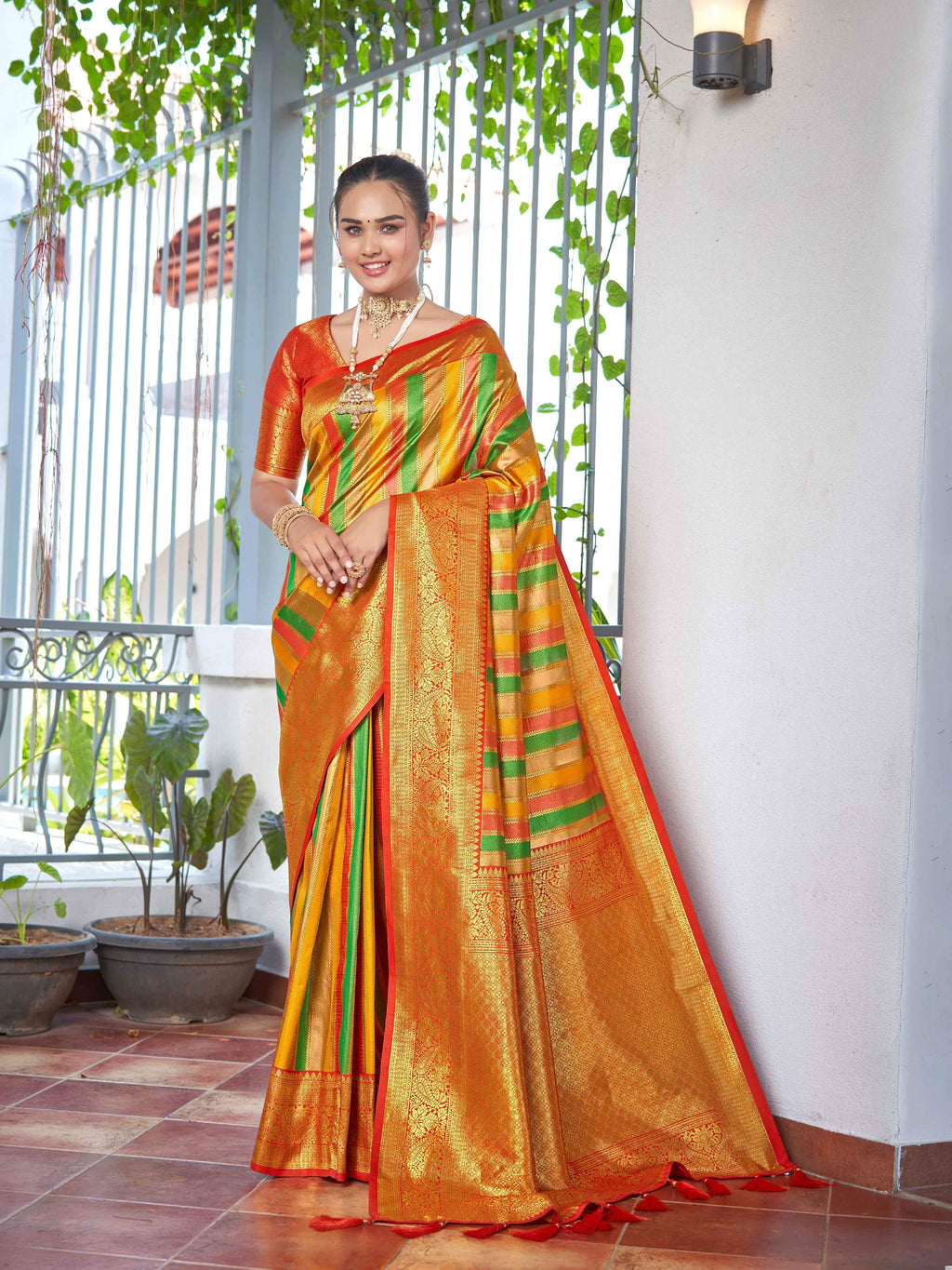 MANOHARI Banarasi Silk Blend Jacquard Work Saree - Red | Grocsy