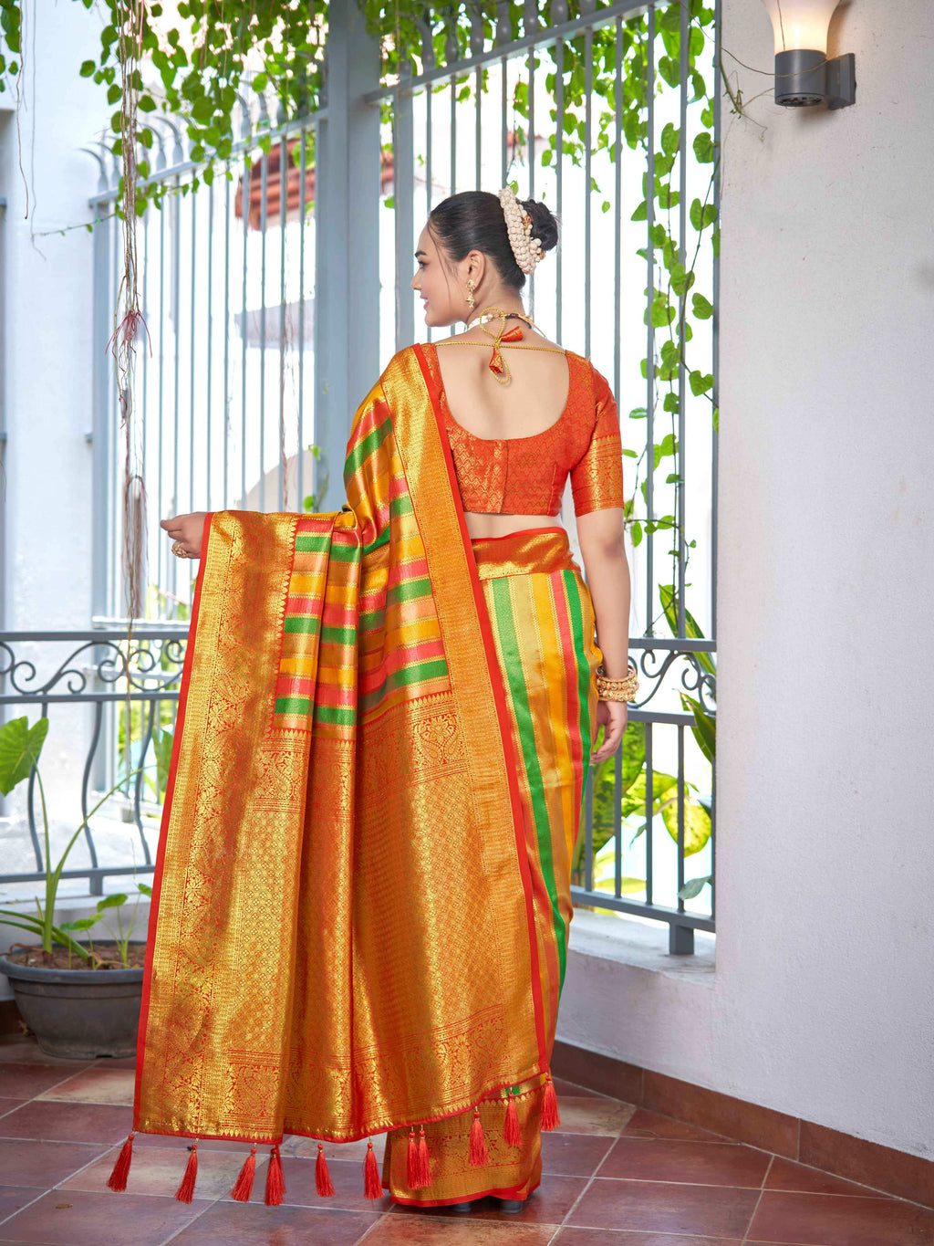 MANOHARI Banarasi Silk Blend Jacquard Work Saree - Red | Grocsy