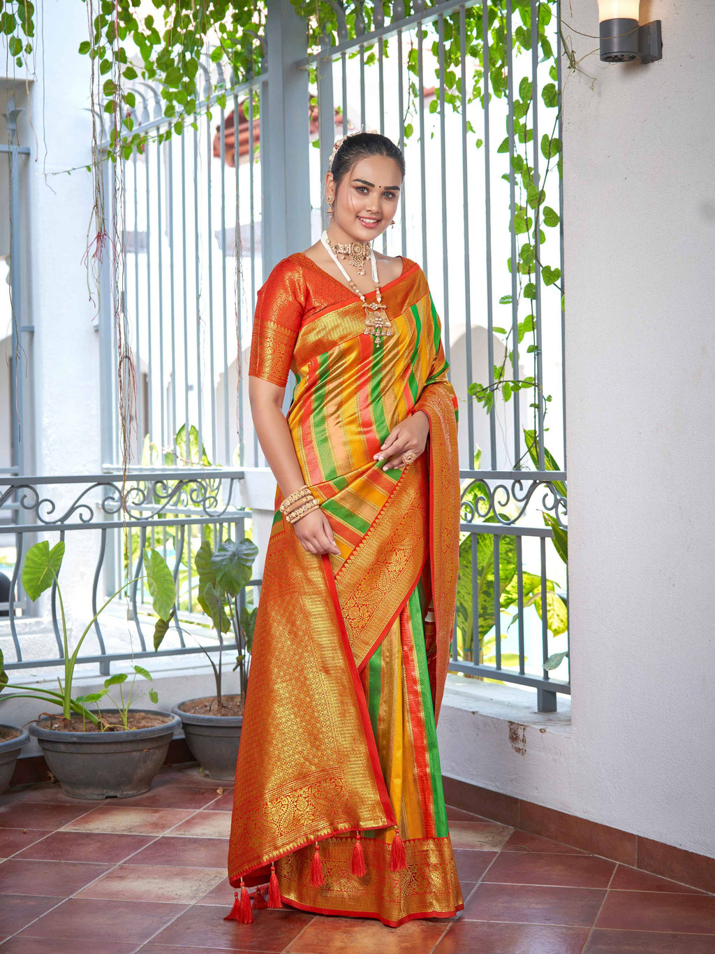 MANOHARI Banarasi Silk Blend Jacquard Work Saree - Red | Grocsy