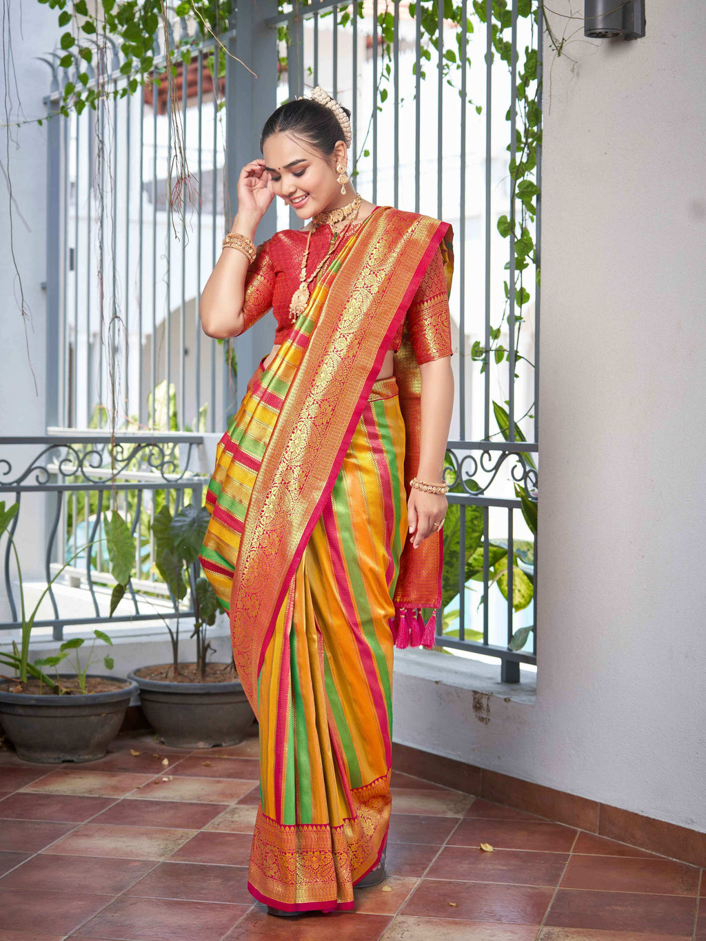 MANOHARI Banarasi Silk Blend Jacquard Work Saree - Pink | Grocsy