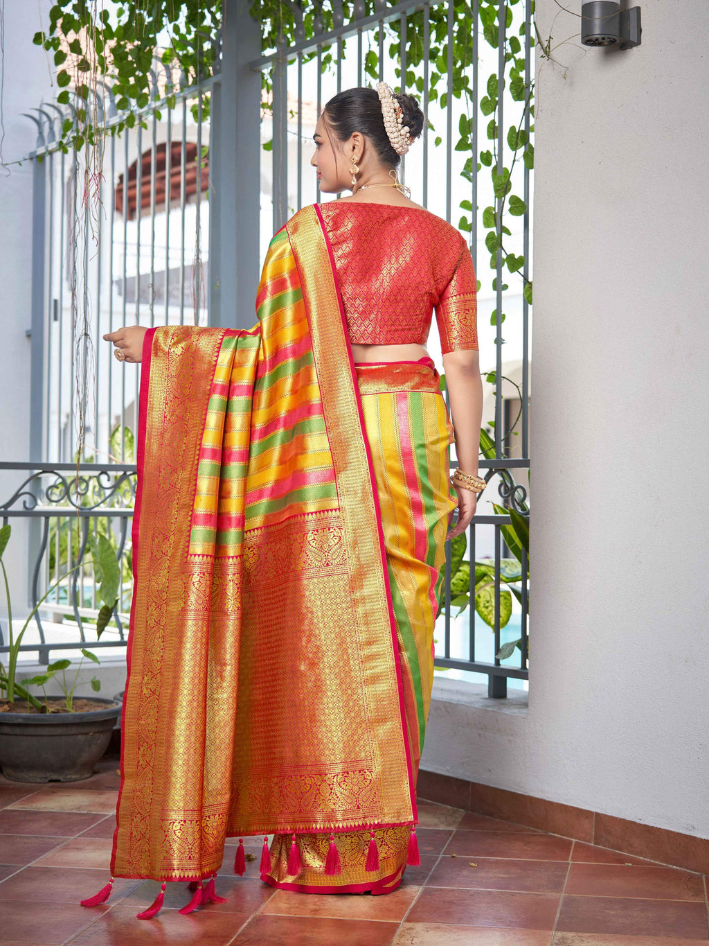 MANOHARI Banarasi Silk Blend Jacquard Work Saree - Pink | Grocsy