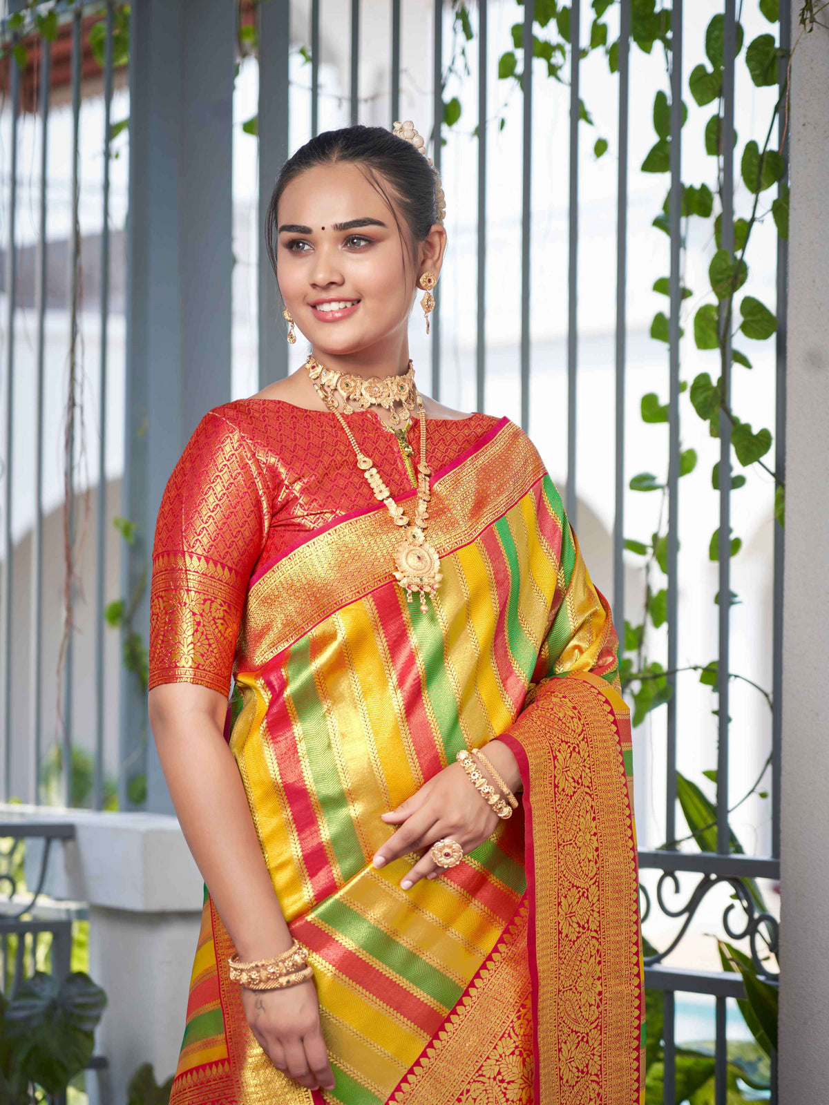 MANOHARI Banarasi Silk Blend Jacquard Work Saree - Pink | Grocsy