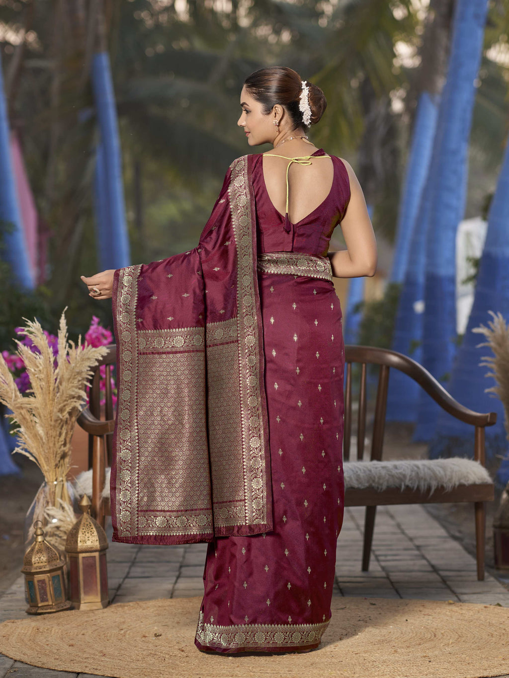 MANOHARI Banarasi Silk Blend Jacquard Work Saree - Red | Grocsy