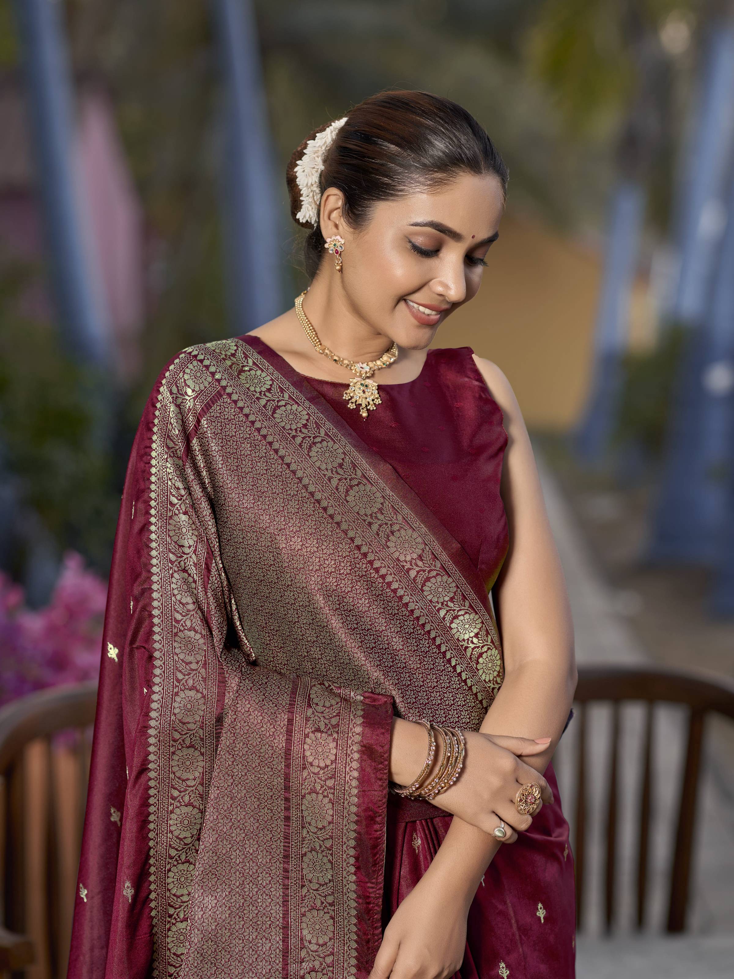 MANOHARI Banarasi Silk Blend Jacquard Work Saree - Red | Grocsy