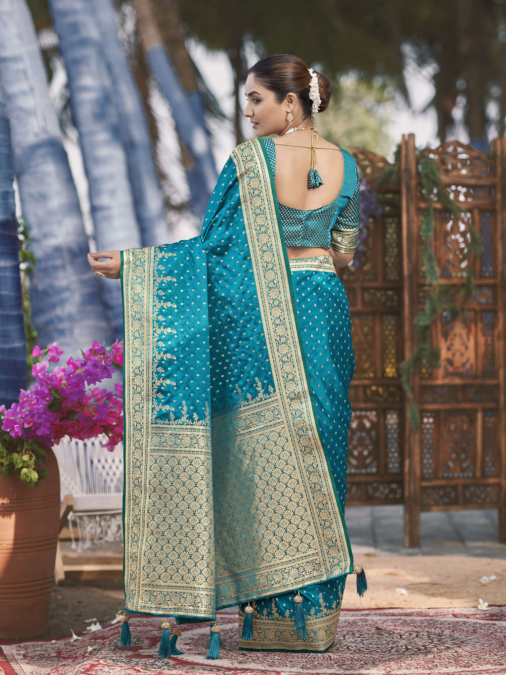 MANOHARI Banarasi Silk Blend Jacquard Work Saree - Turquoise | Grocsy