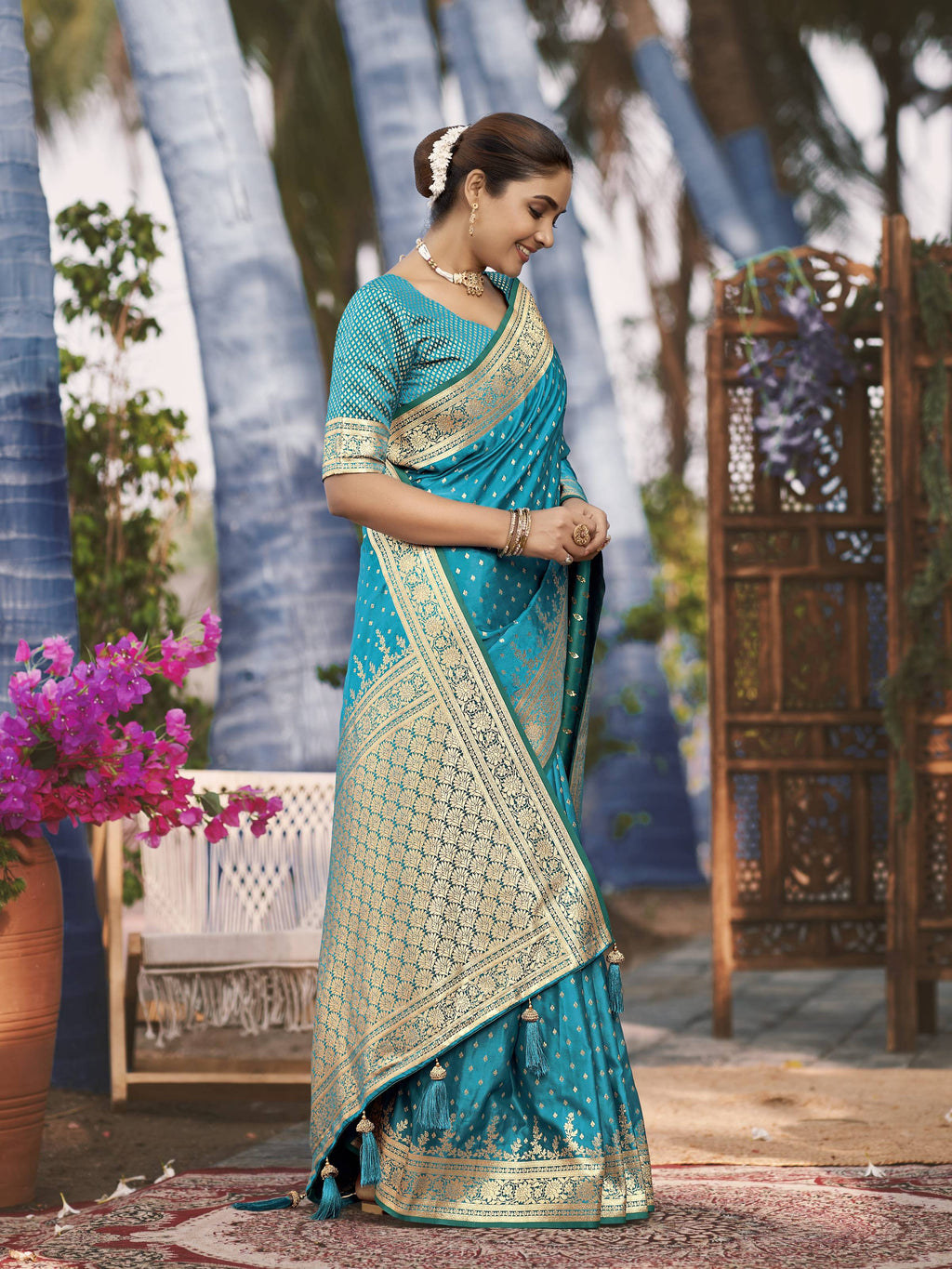 MANOHARI Banarasi Silk Blend Jacquard Work Saree - Turquoise | Grocsy
