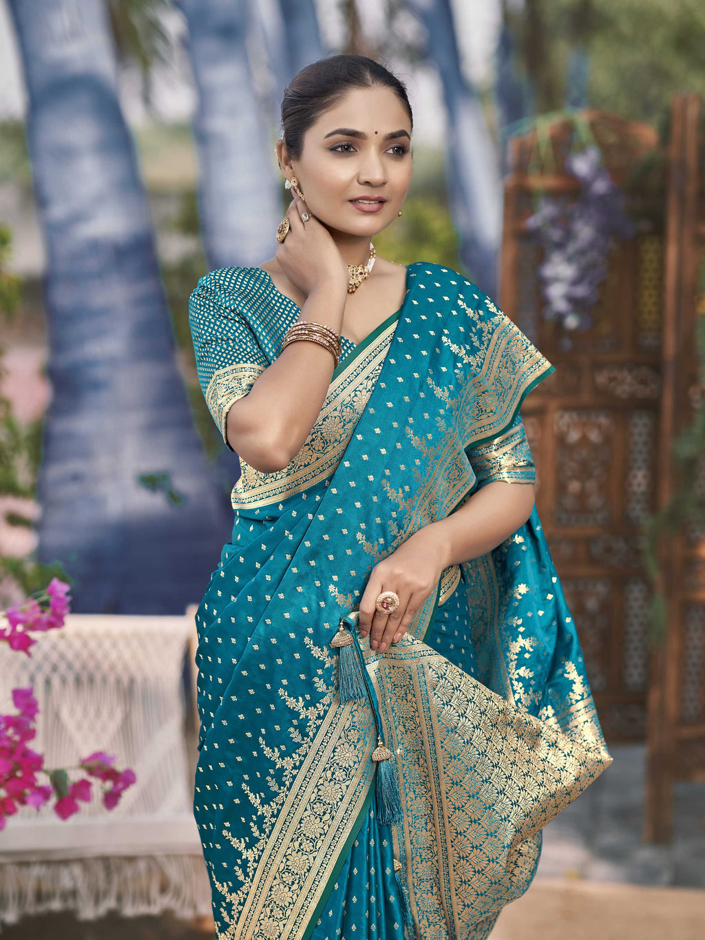 MANOHARI Banarasi Silk Blend Jacquard Work Saree - Turquoise | Grocsy