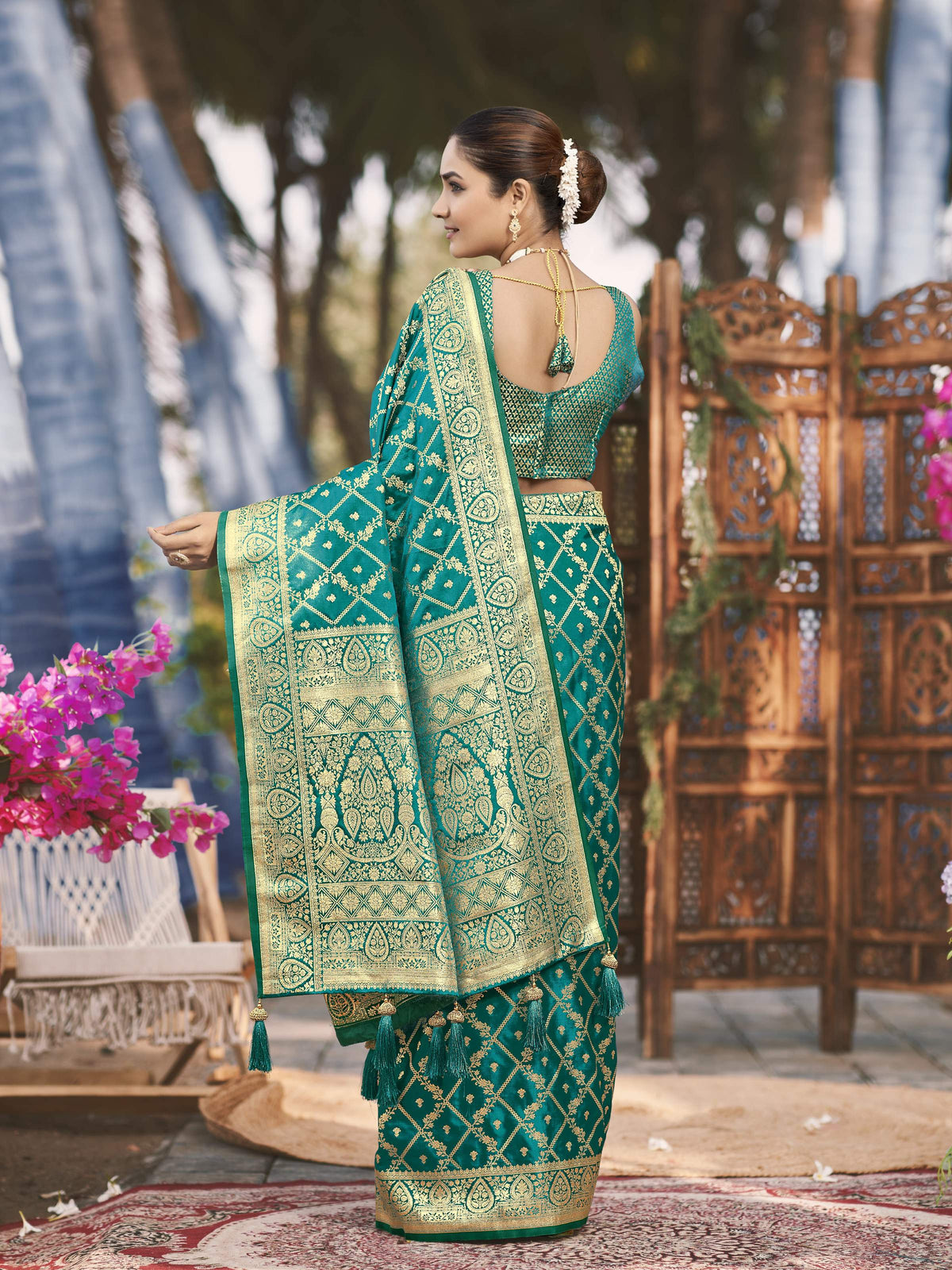 MANOHARI Banarasi Silk Blend Jacquard Work Saree - Green | Grocsy