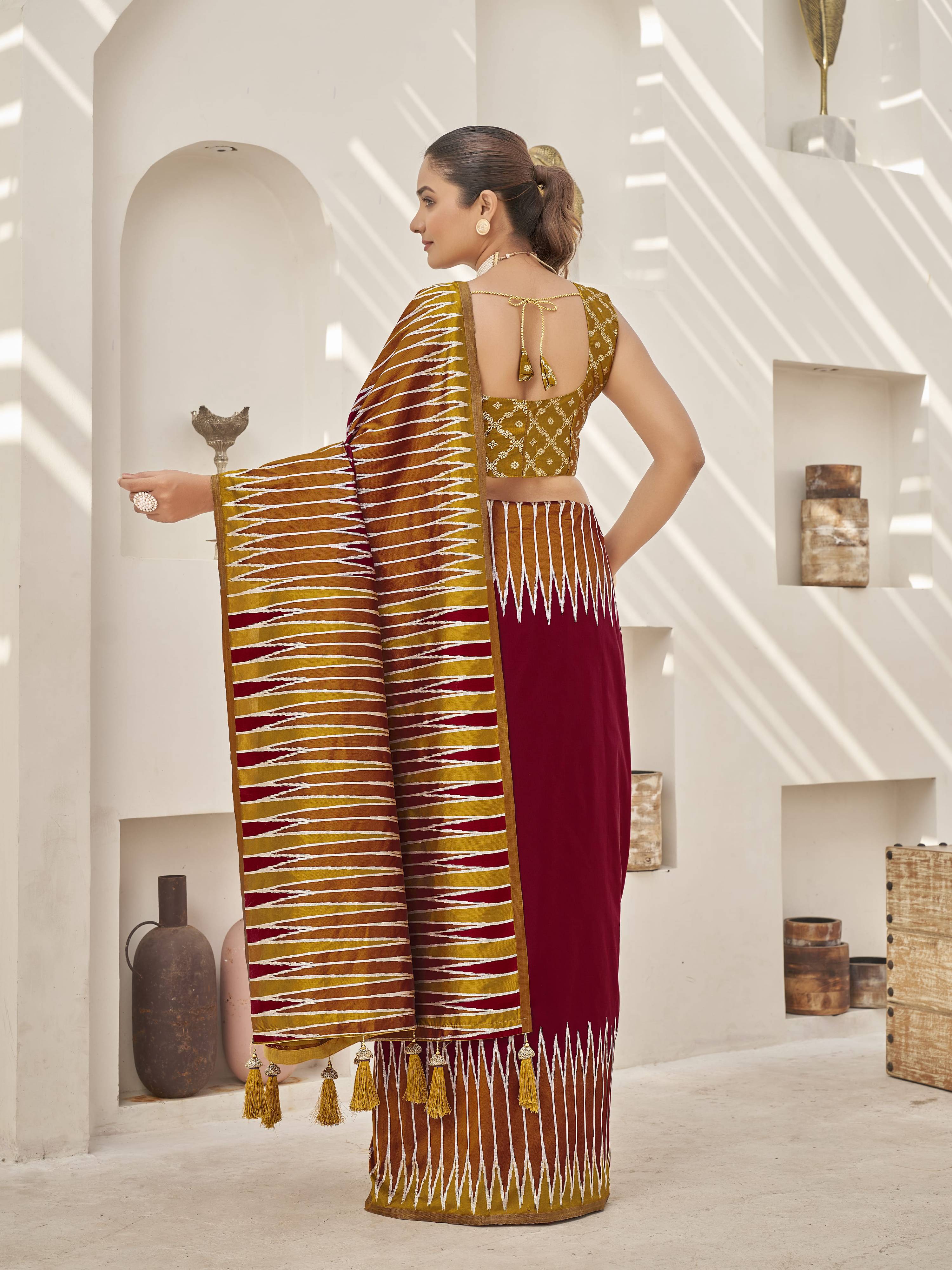 MANOHARI Banarasi Silk Blend Jacquard Work Saree - Red | Grocsy