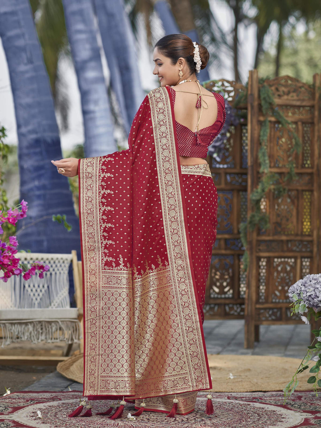 MANOHARI Banarasi Silk Blend Jacquard Work Saree - Red | Grocsy