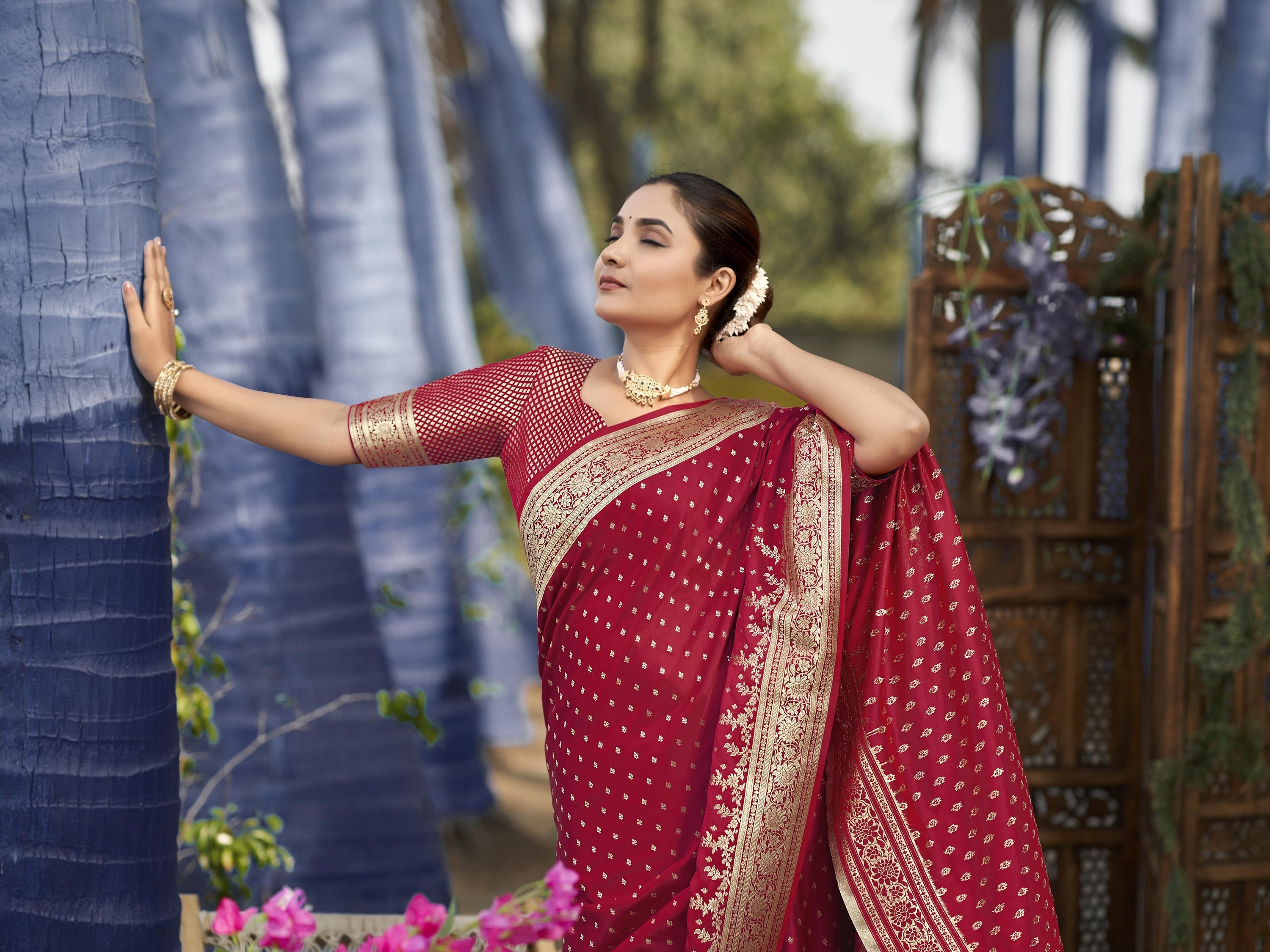 MANOHARI Banarasi Silk Blend Jacquard Work Saree - Red | Grocsy