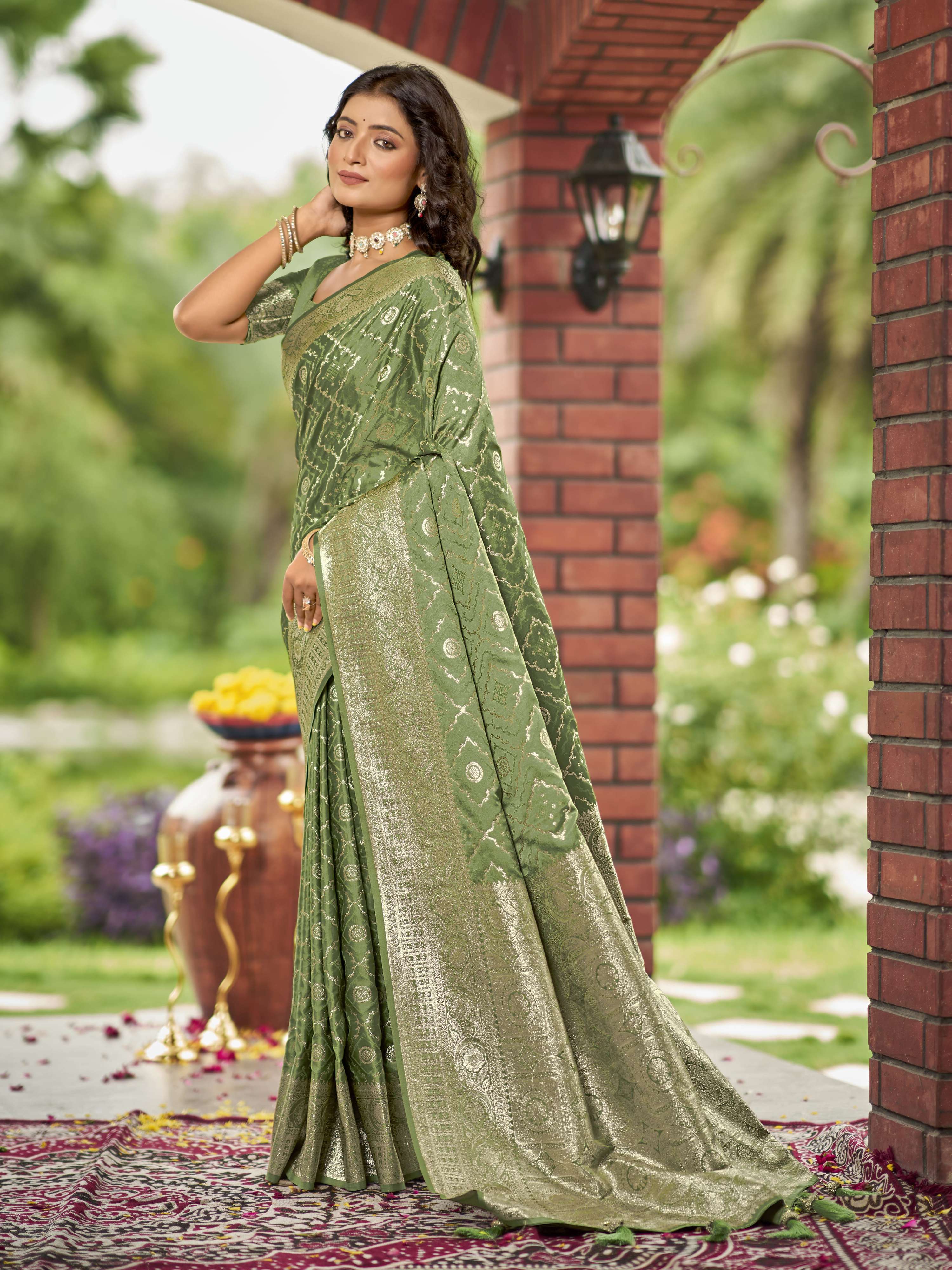 MANOHARI Banarasi Silk Blend Jacquard Work Saree - Green | Grocsy