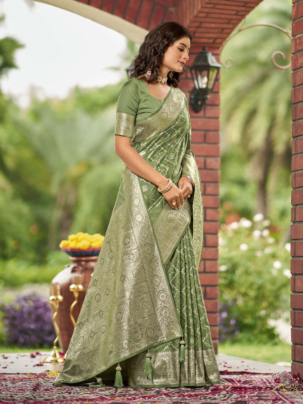 MANOHARI Banarasi Silk Blend Jacquard Work Saree - Green | Grocsy