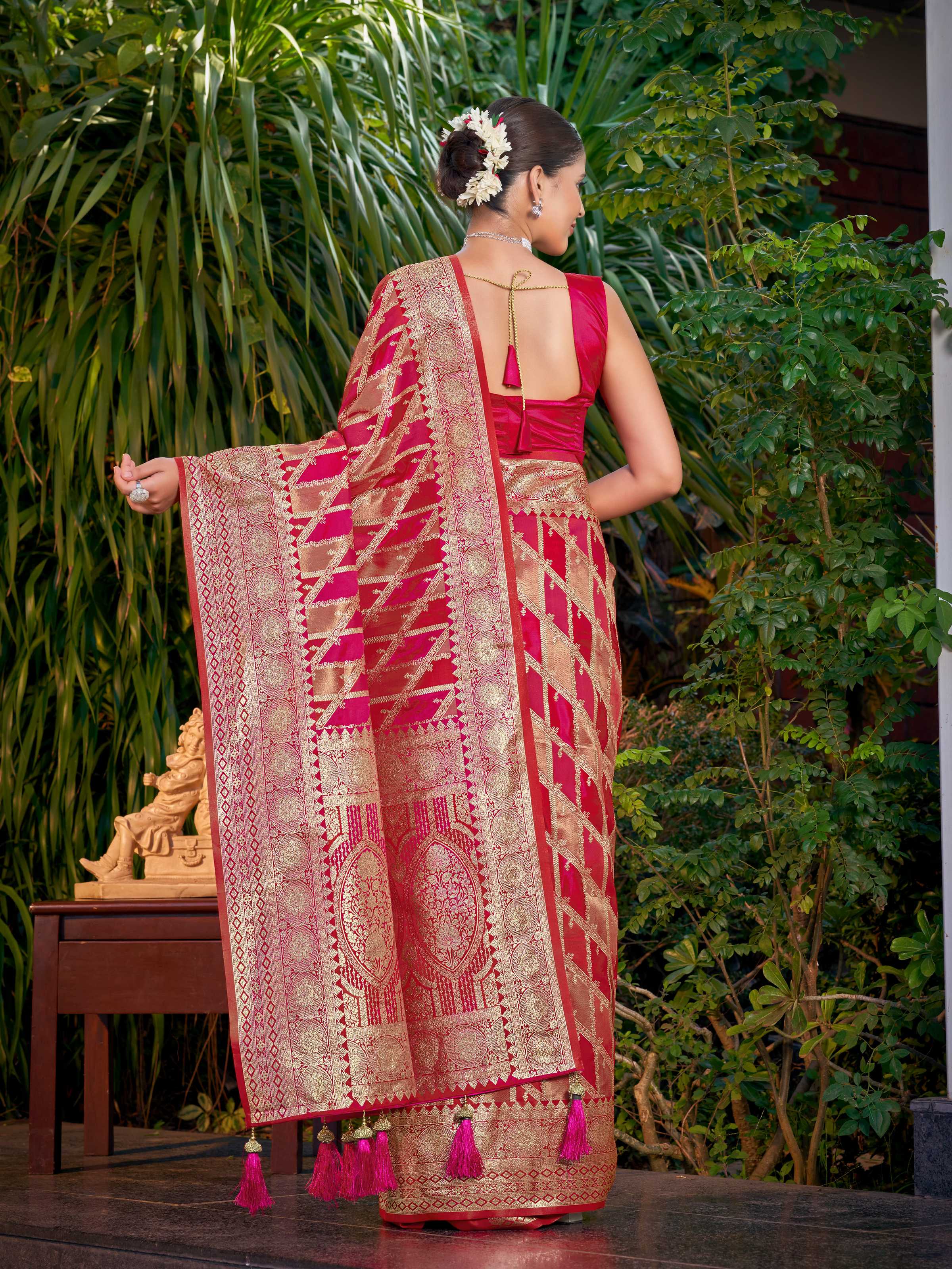 MANOHARI Banarasi Silk Blend Jacquard Work Saree - Pink | Grocsy