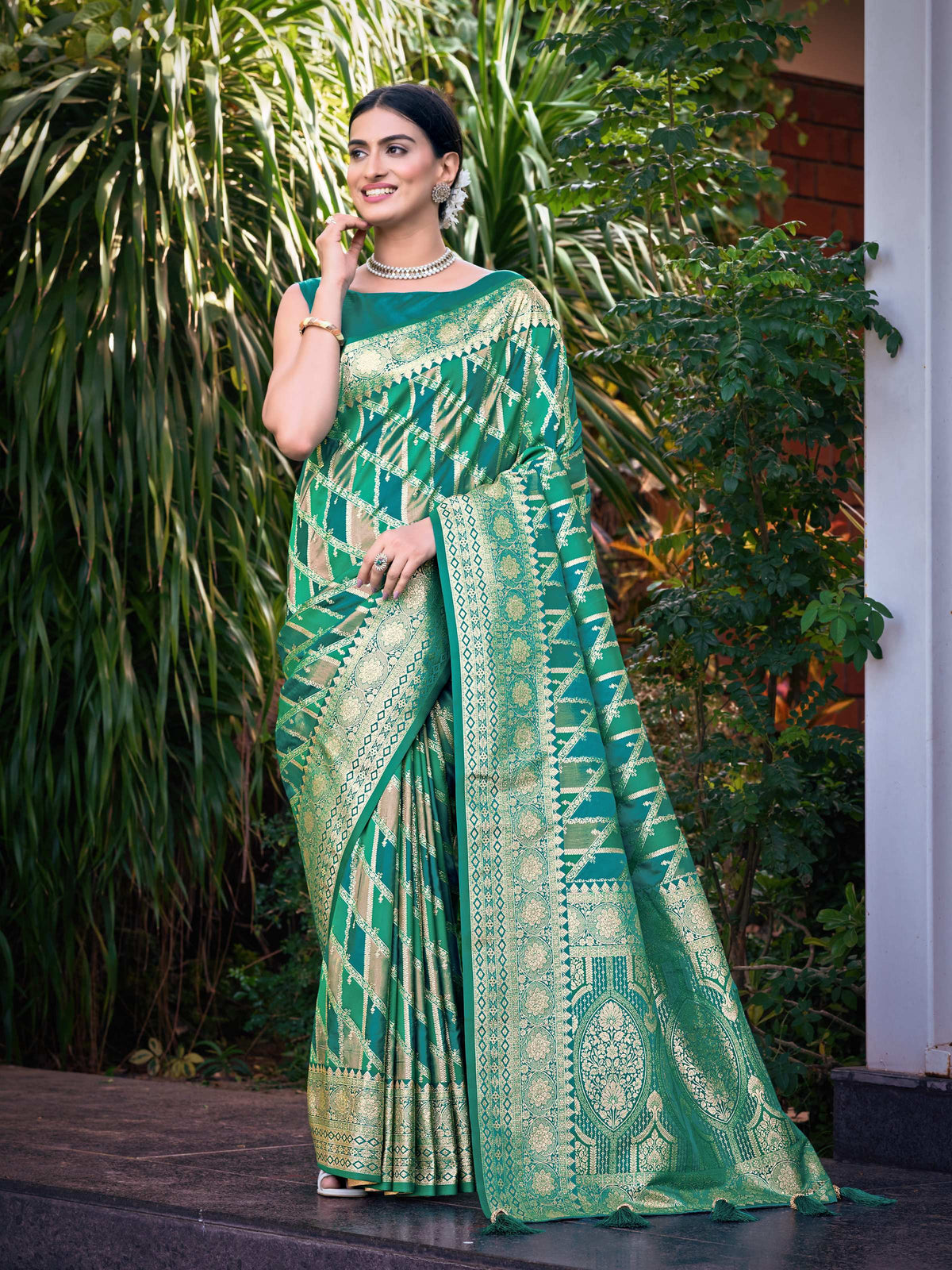 MANOHARI Banarasi Silk Blend Jacquard Work Saree - Green | Grocsy