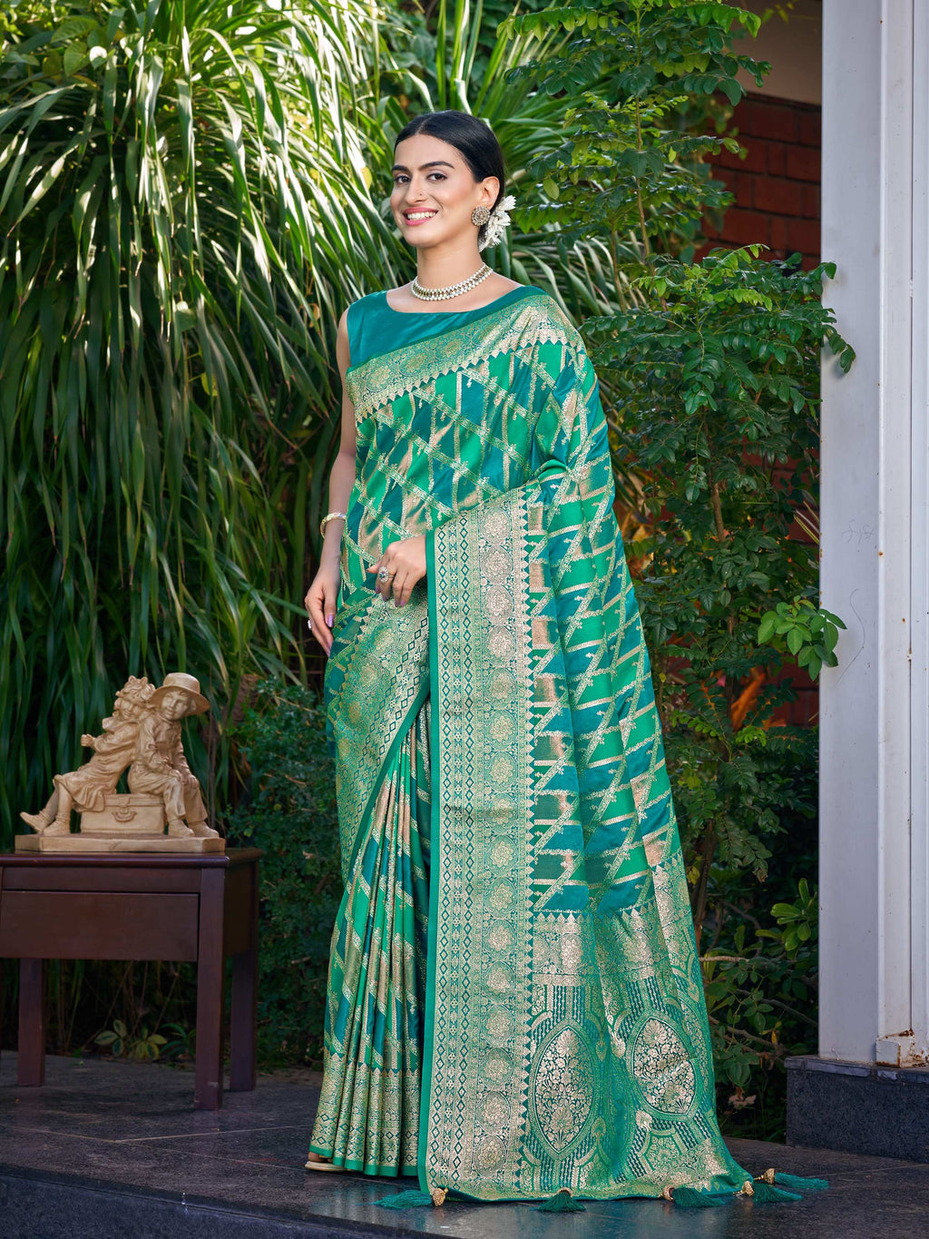 MANOHARI Banarasi Silk Blend Jacquard Work Saree - Green | Grocsy