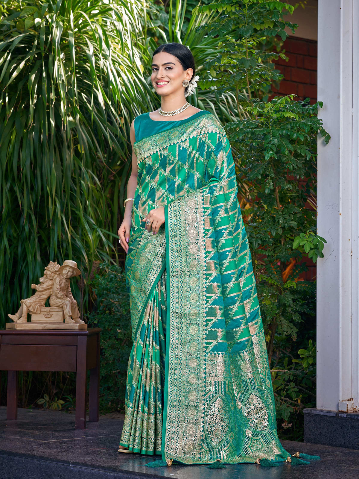 MANOHARI Banarasi Silk Blend Jacquard Work Saree - Green | Grocsy