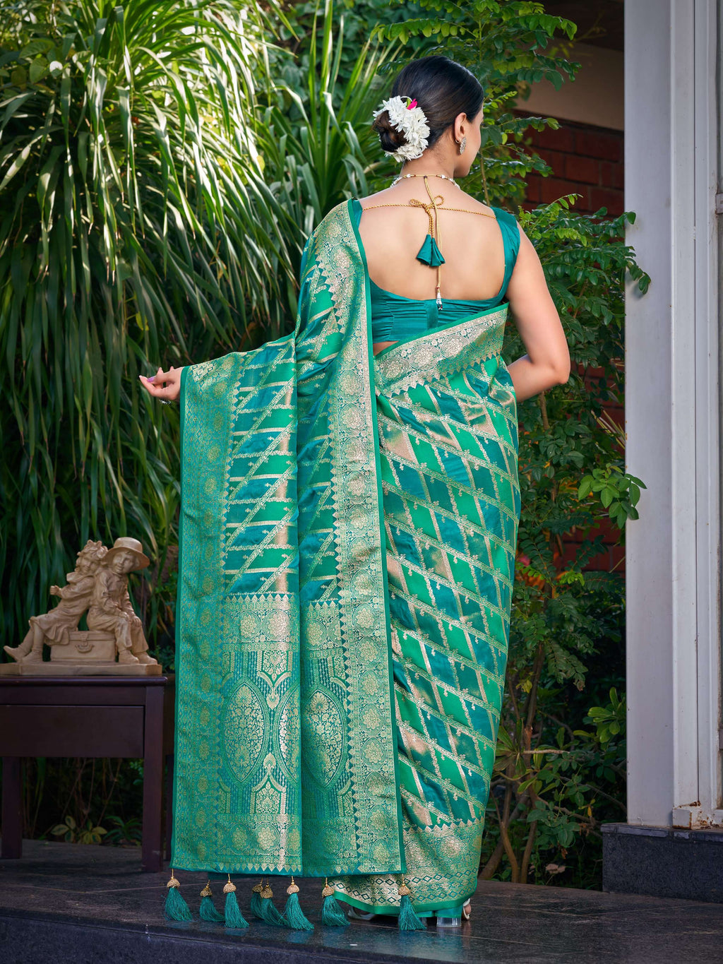 MANOHARI Banarasi Silk Blend Jacquard Work Saree - Green | Grocsy