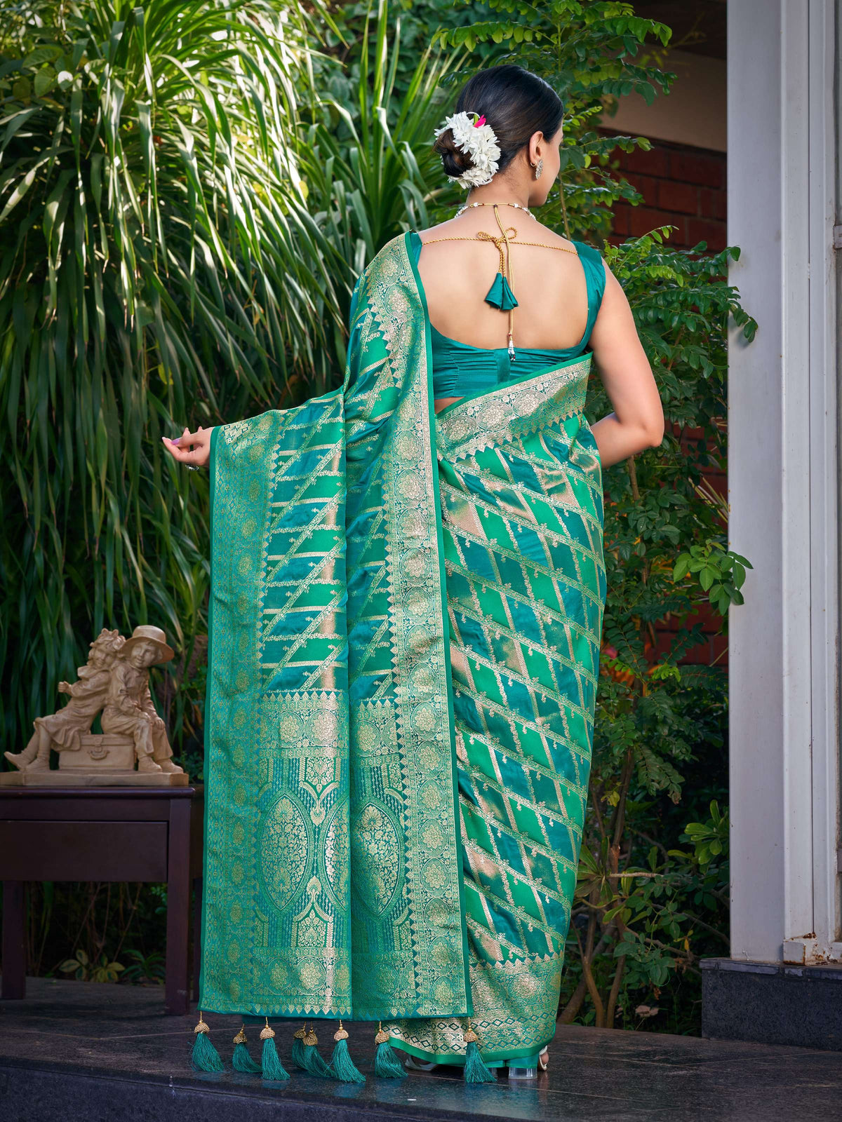 MANOHARI Banarasi Silk Blend Jacquard Work Saree - Green | Grocsy