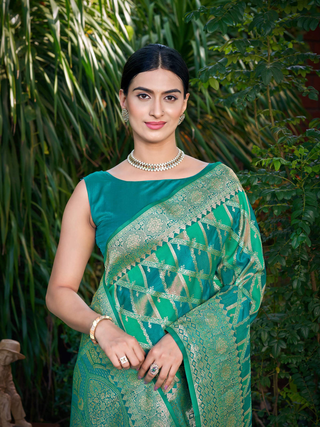 MANOHARI Banarasi Silk Blend Jacquard Work Saree - Green | Grocsy
