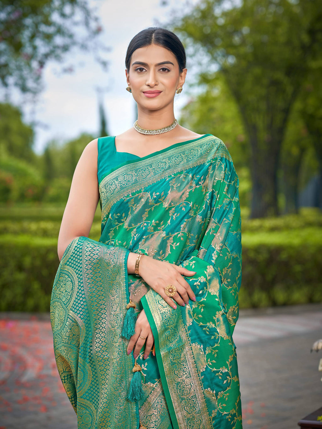 MANOHARI Banarasi Silk Blend Jacquard Work Saree - Green | Grocsy
