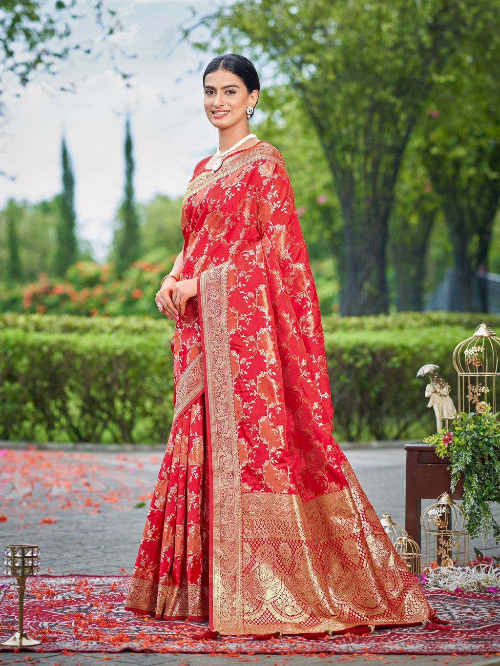MANOHARI Banarasi Silk Blend Jacquard Work Saree - Red | Grocsy