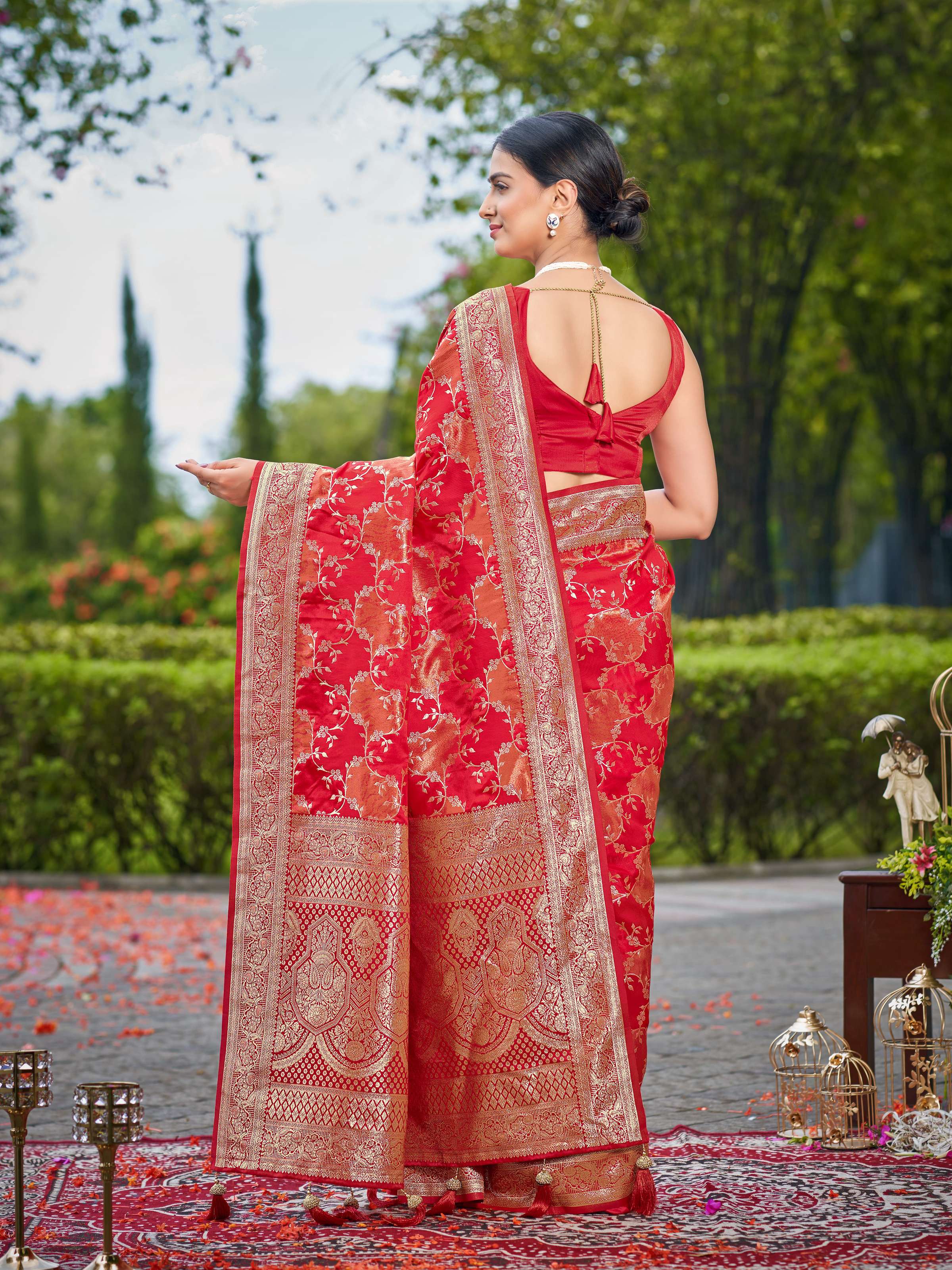MANOHARI Banarasi Silk Blend Jacquard Work Saree - Red | Grocsy