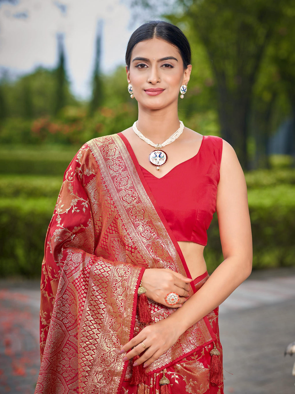 MANOHARI Banarasi Silk Blend Jacquard Work Saree - Red | Grocsy