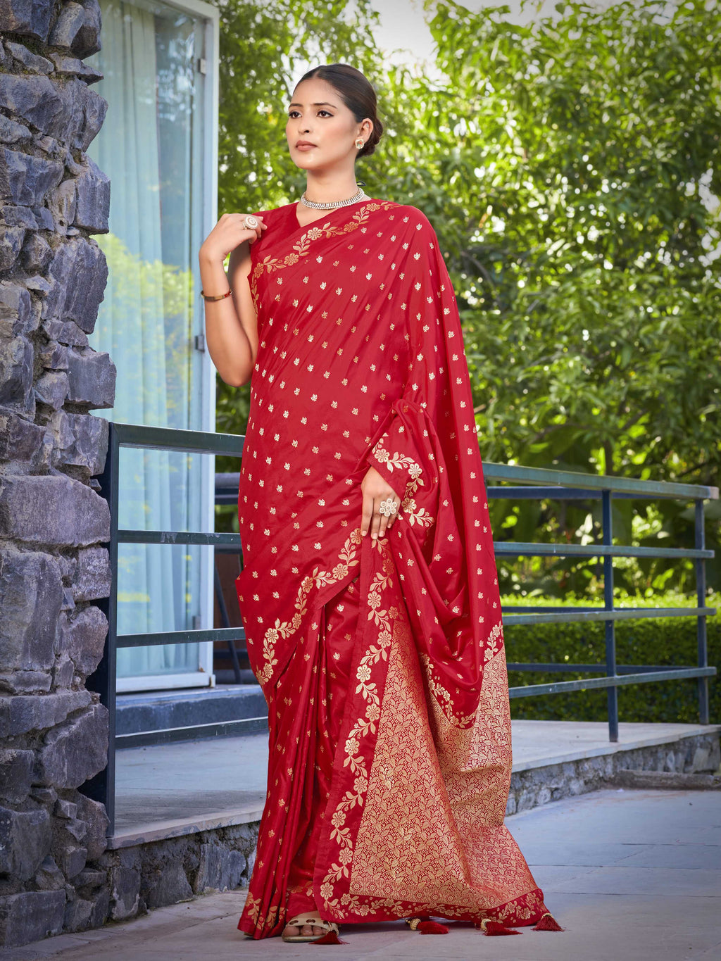 MANOHARI Banarasi Silk Blend Jacquard Work Saree - Red | Grocsy